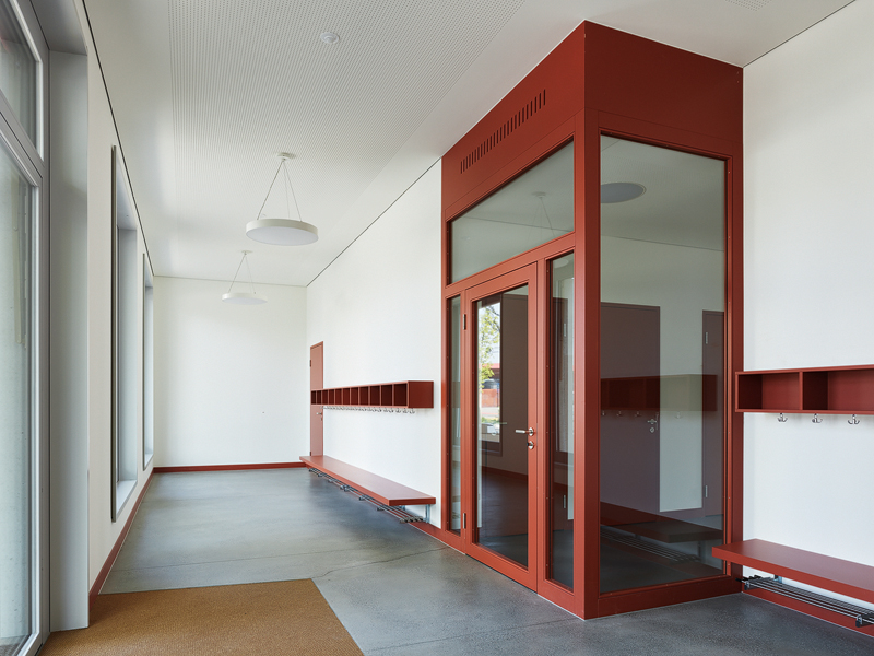 Nimbus Architekten Michael Bühler Lukas Schaffhuser Kindergarten Herdernstrasse Garderobe 2 Bild Georg Aerni